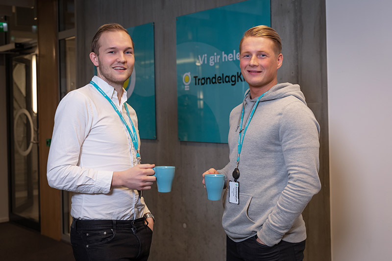 To unge menn i TrøndelagKraft sine kontorer med hver sin kaffekopp